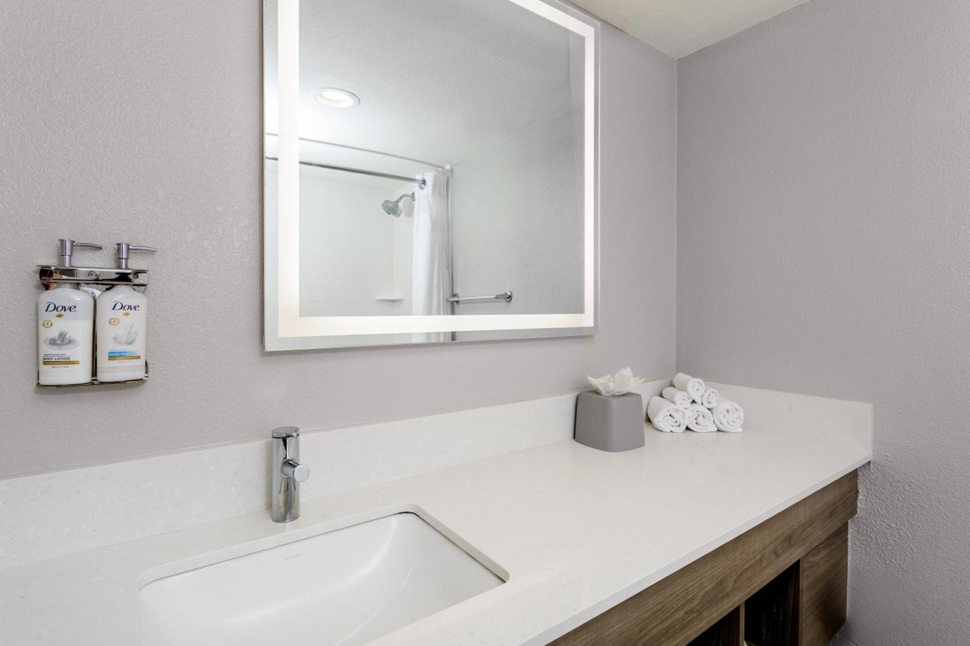 Holiday Inn Express & Suites Oceanfront Daytona Beach Shores By Ihg Экстерьер фото