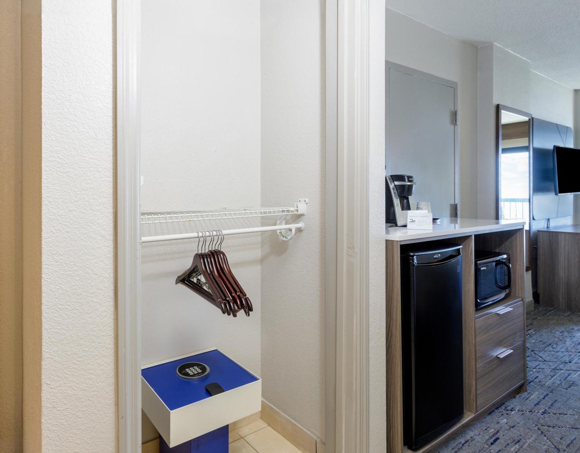 Holiday Inn Express & Suites Oceanfront Daytona Beach Shores By Ihg Экстерьер фото