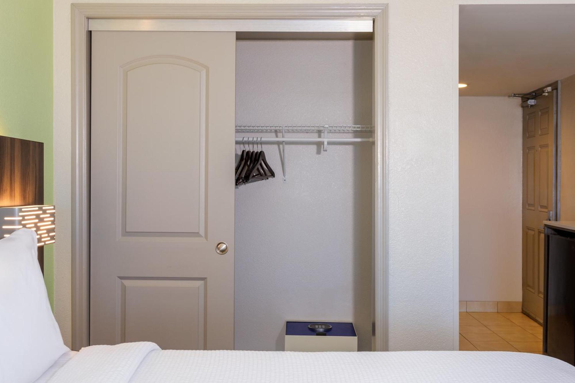 Holiday Inn Express & Suites Oceanfront Daytona Beach Shores By Ihg Экстерьер фото