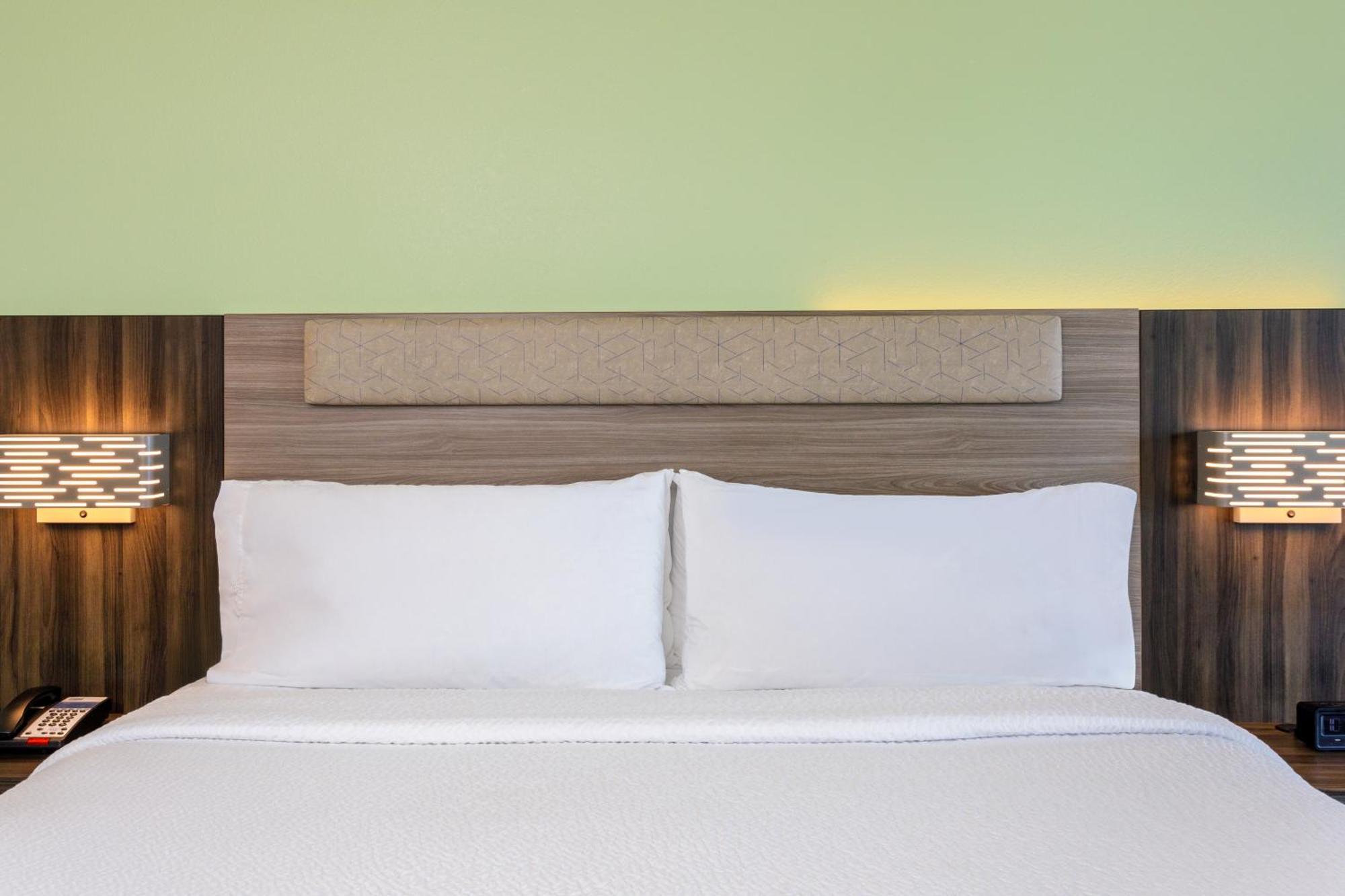Holiday Inn Express & Suites Oceanfront Daytona Beach Shores By Ihg Экстерьер фото